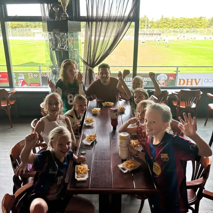 Foto bij het bericht: TROTSE COACH HUGO van KWIEK'78 MO09 DOET VERSLAG!
